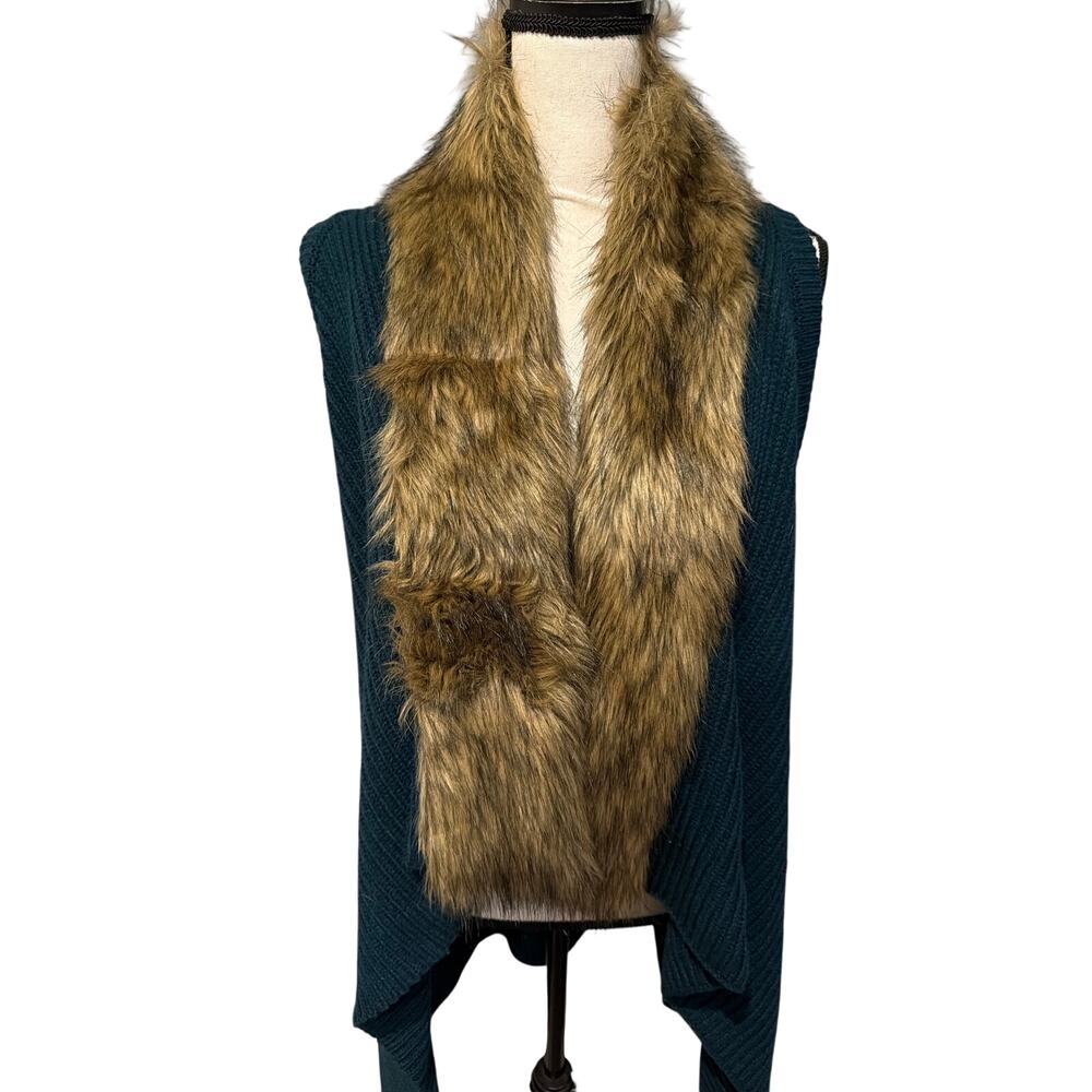 āļø Women Ariat Turquoise Ribbed Knit Vest W/Faux Fur Collar Size Medium Western